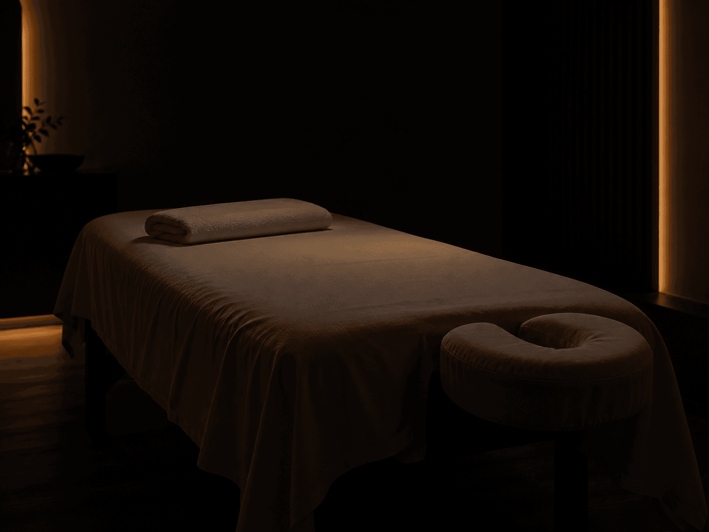 Illustratief voorbeeld van massage in een donkere behandelruimte